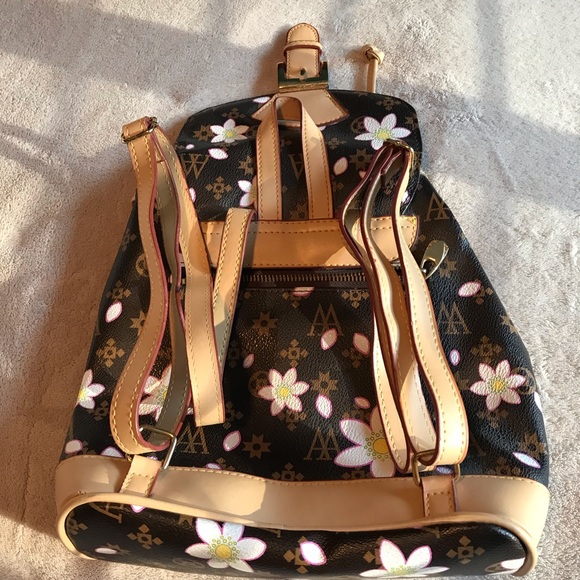 Bought in Mexico, never used it . Designer Style with outside/inside pockets - Picture 2 of 3